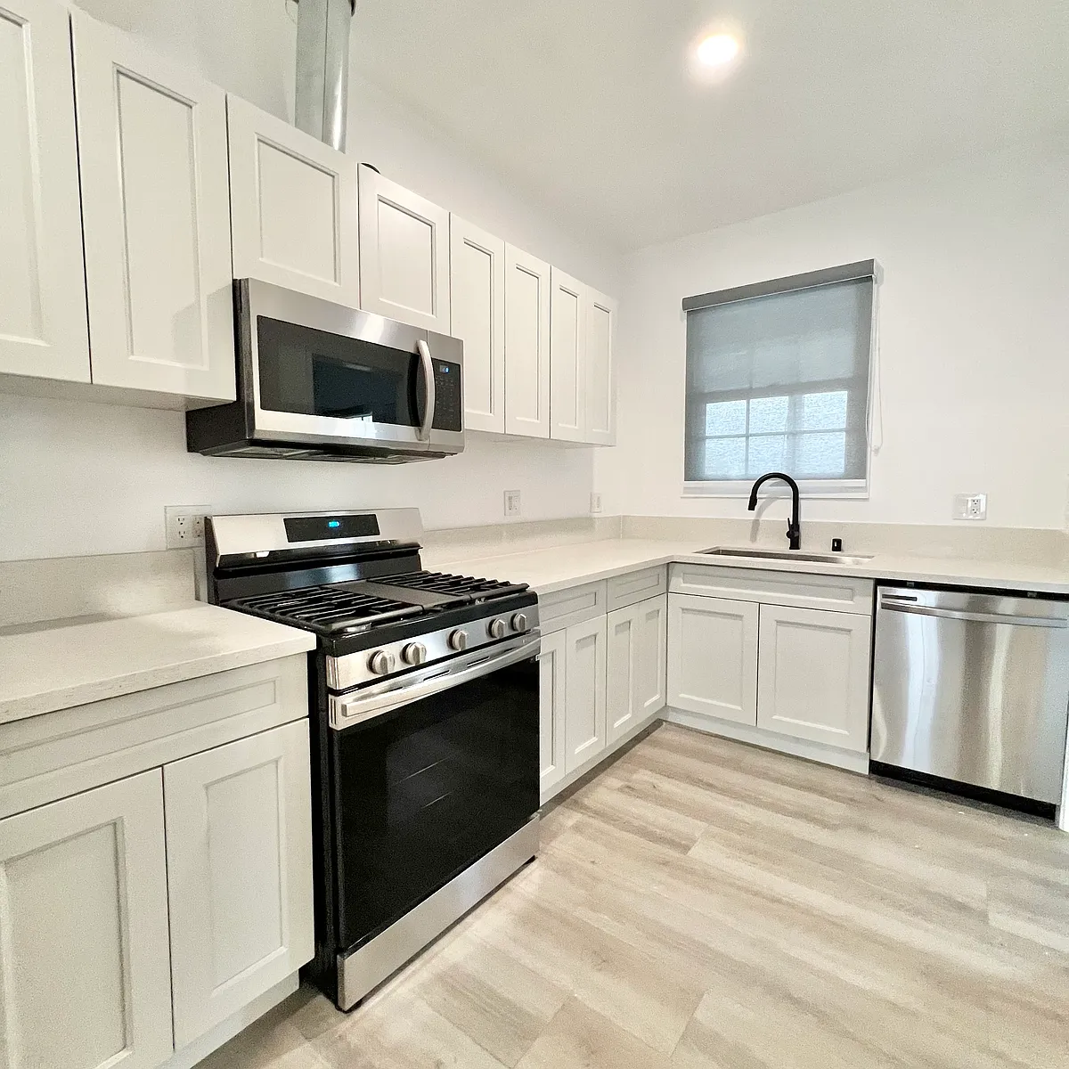 Building Photo - 1524 N Sycamore St #B