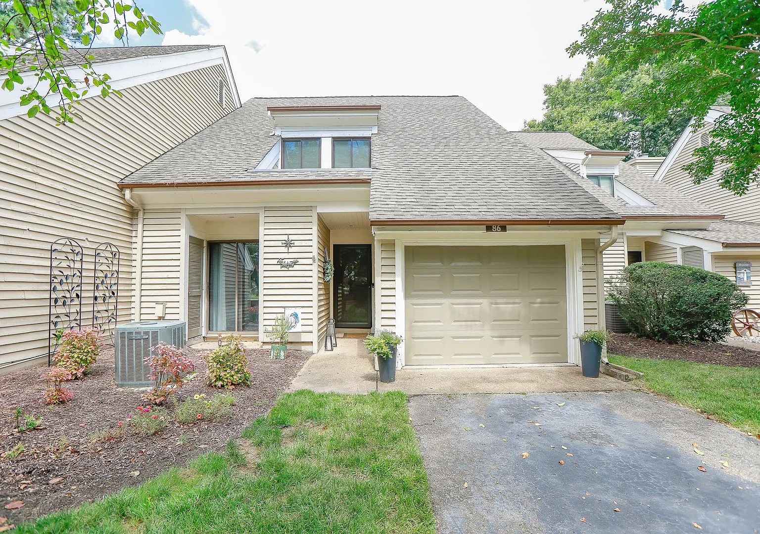 Lovely low maintenance Winster Fax condo on golf course in Kingsmill! — Photo 1