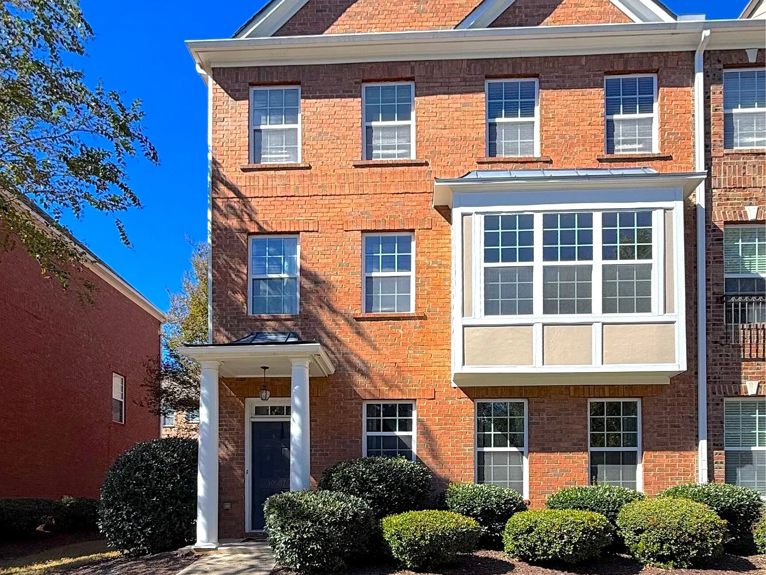 3 bed, 4.0 bath, 2700 sqft, $2,895 — Photo 1