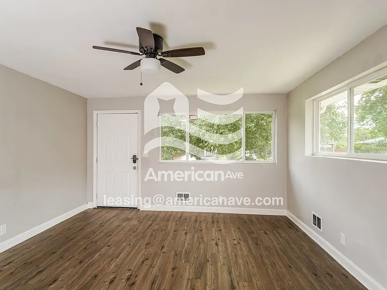 558922_005_living_room_13888210.jpg