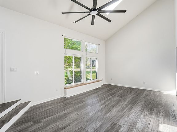 5th image of 385 Royal Wood Ct