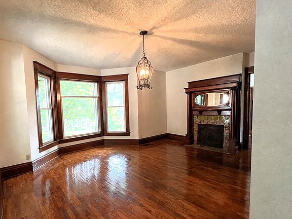 4th image of 31 College St