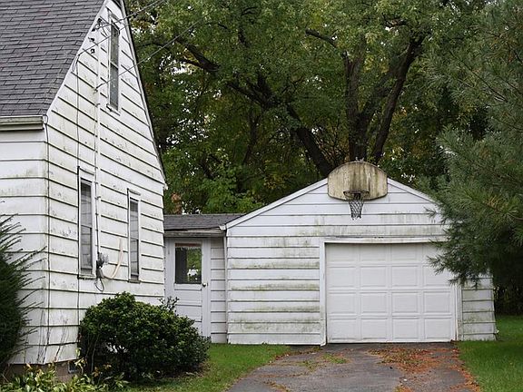 3rd image of 41665 Elmwood St