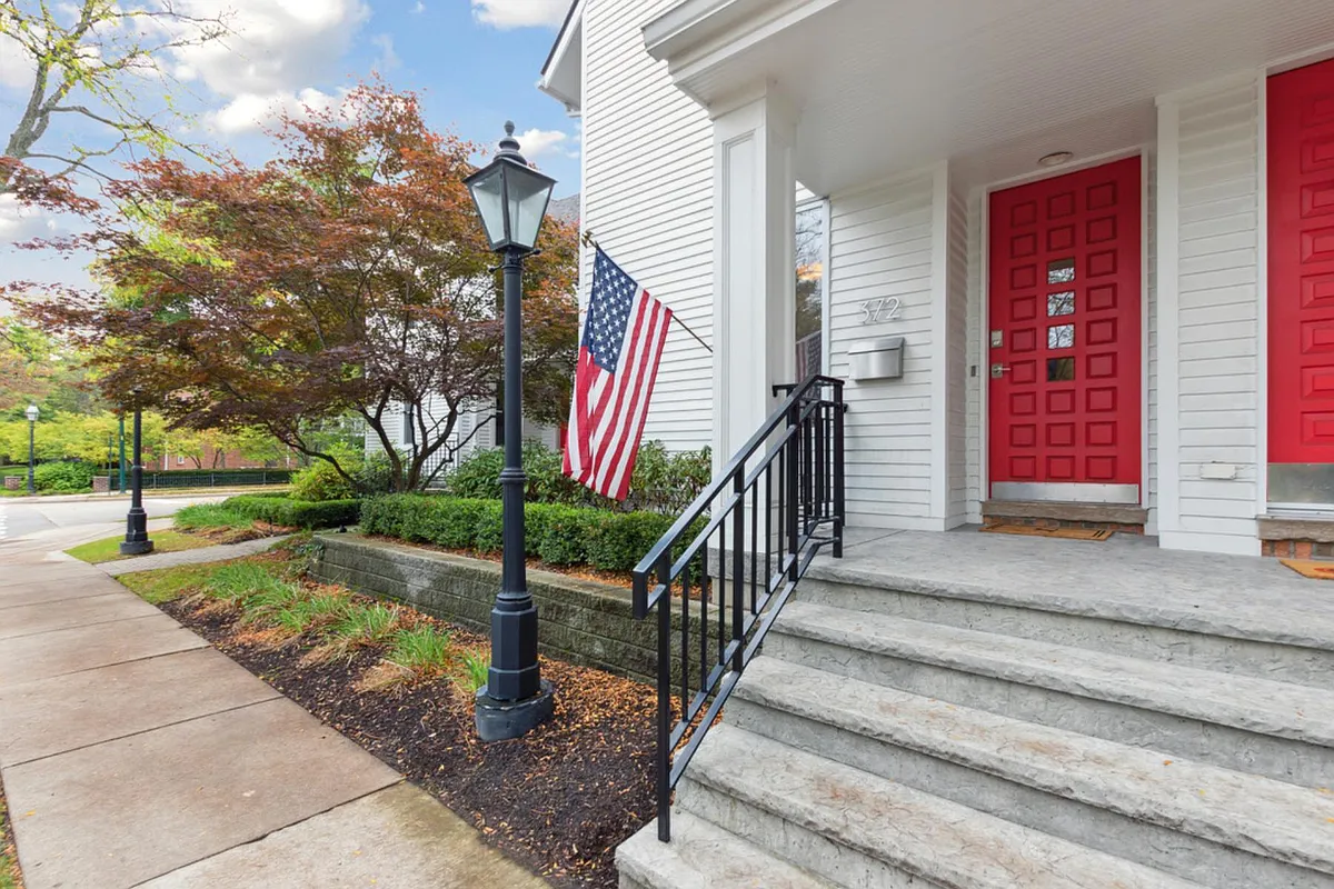 Building Photo - 372 W Brown St #3