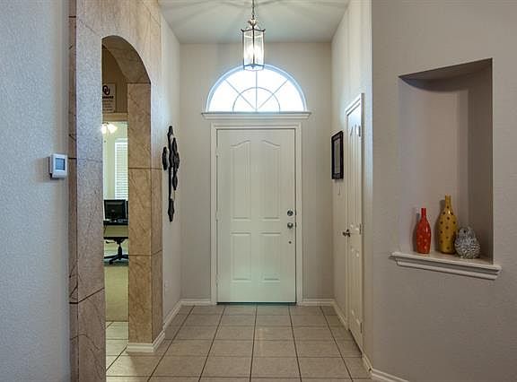 3rd image of 3812 Summersville Ln
