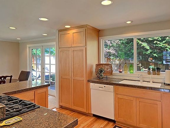 Kitchen with full extension drawers, granite counters & maple cabinetry