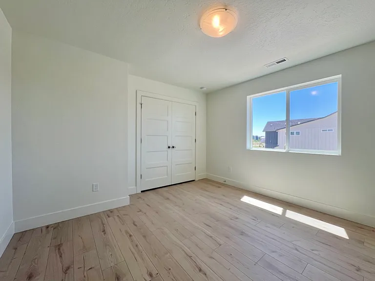 1431 N Meadowglen Ave — Photo 10