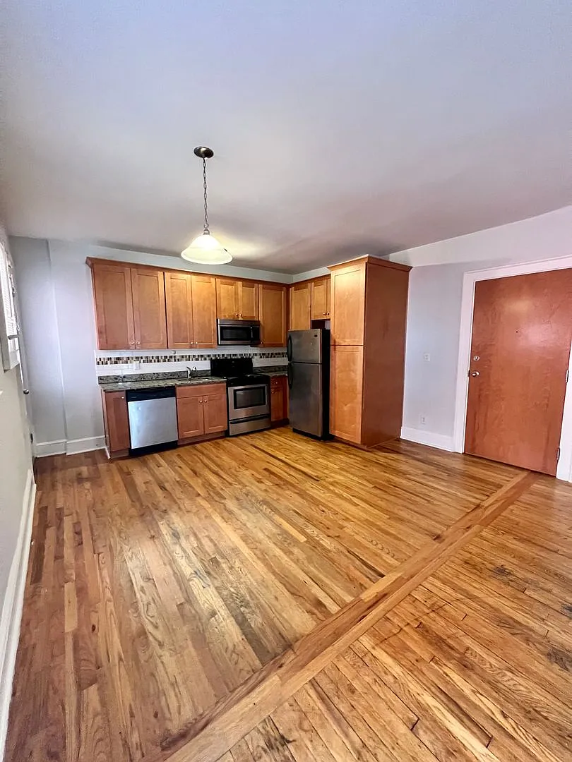 1107 W Grace St — Photo 2