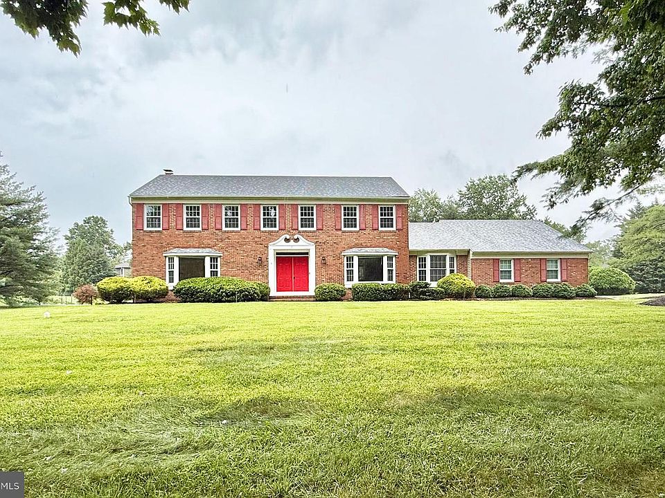 1st image of 8 Evans Dr