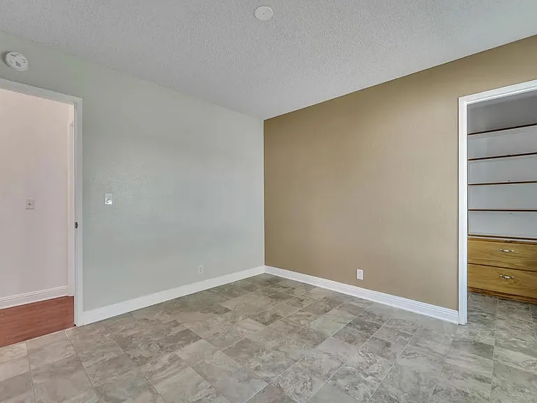 2302 Edam St — Photo 8