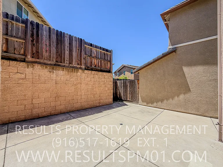 1041 Bridlewood Dr — Photo 29