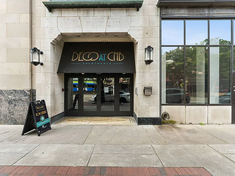 Deco at CNB — Photo 3