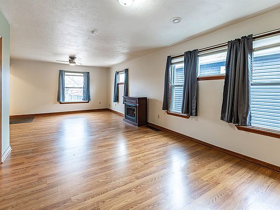 3rd image of 315 Parade St