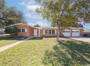 618 E Trinity St, Pearsall, TX 78061