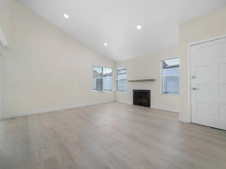 Hamilton Courtyard Apartments — Photo 14