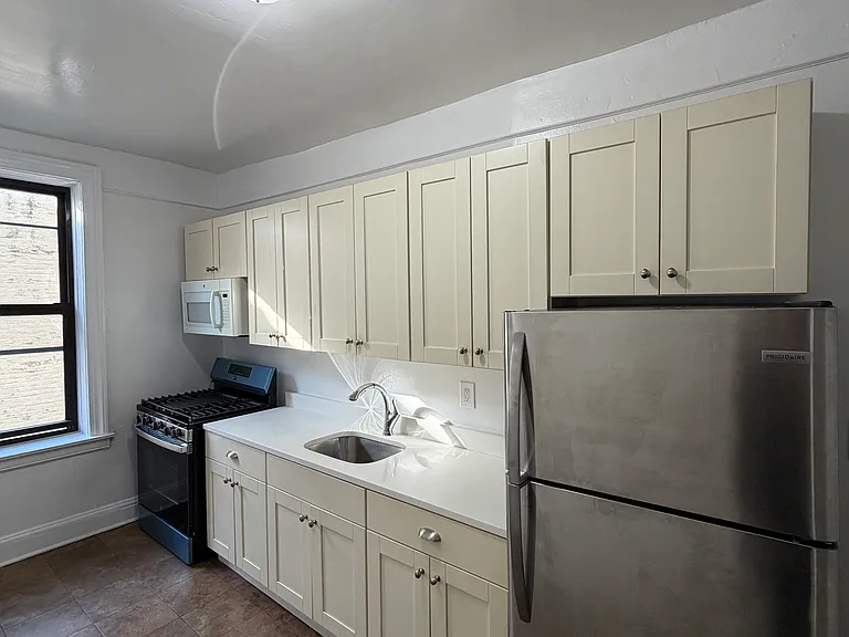 2924 21st Ave #4C — Photo 3