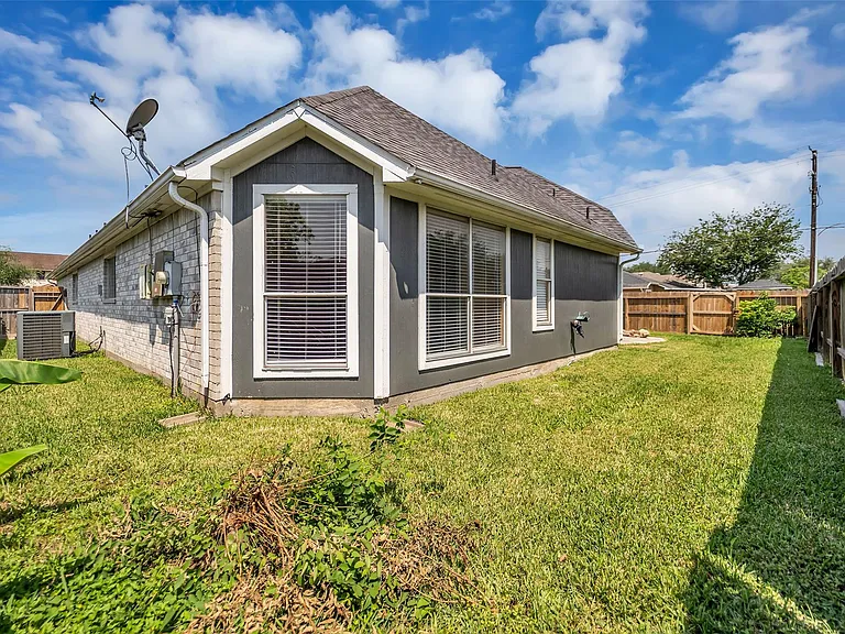 1046 Willersley Ln — Photo 18
