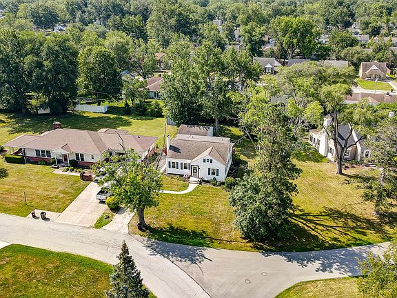 3rd image of 1827 Hillcrest Dr