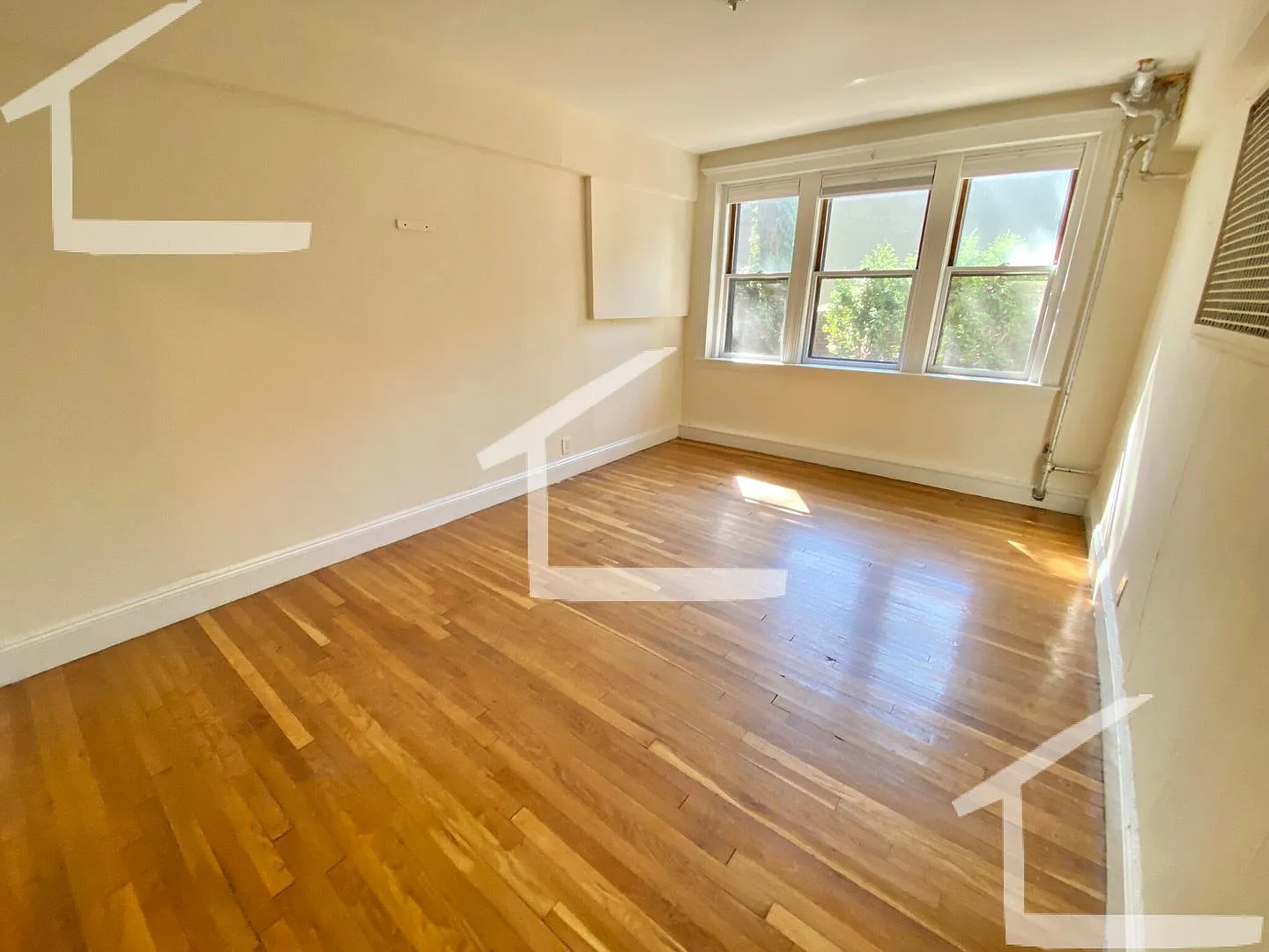 Charming 2 Bedroom-No Broker Fee — Photo 4