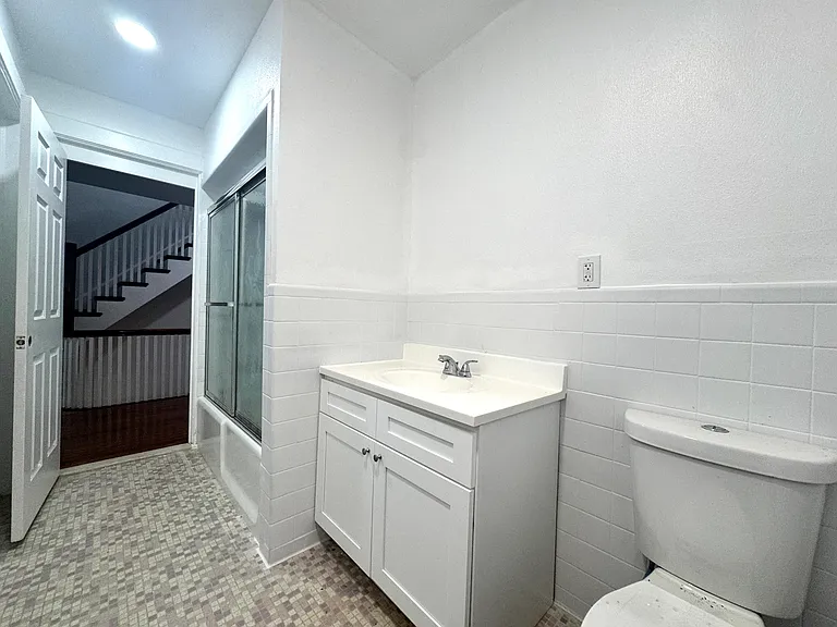 560 Taxter Rd — Photo 12