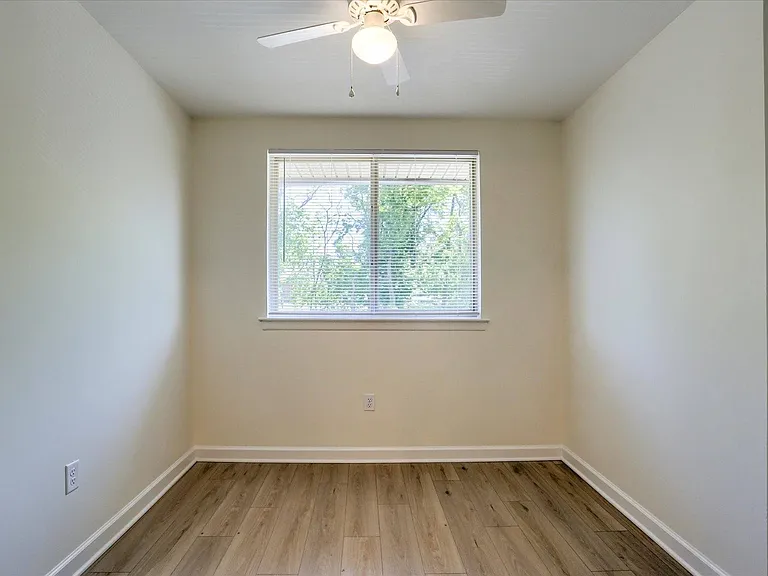 Twin Lakes Apartments — Photo 32
