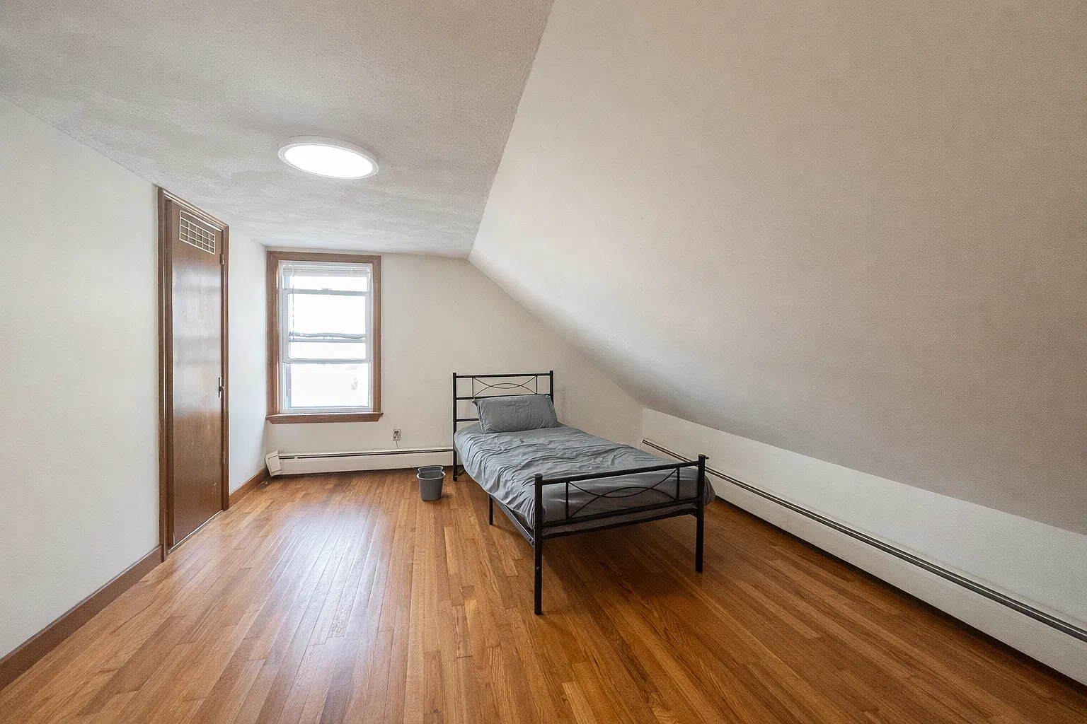 4 bed, 1350 sqft, $3,745 — Photo 4