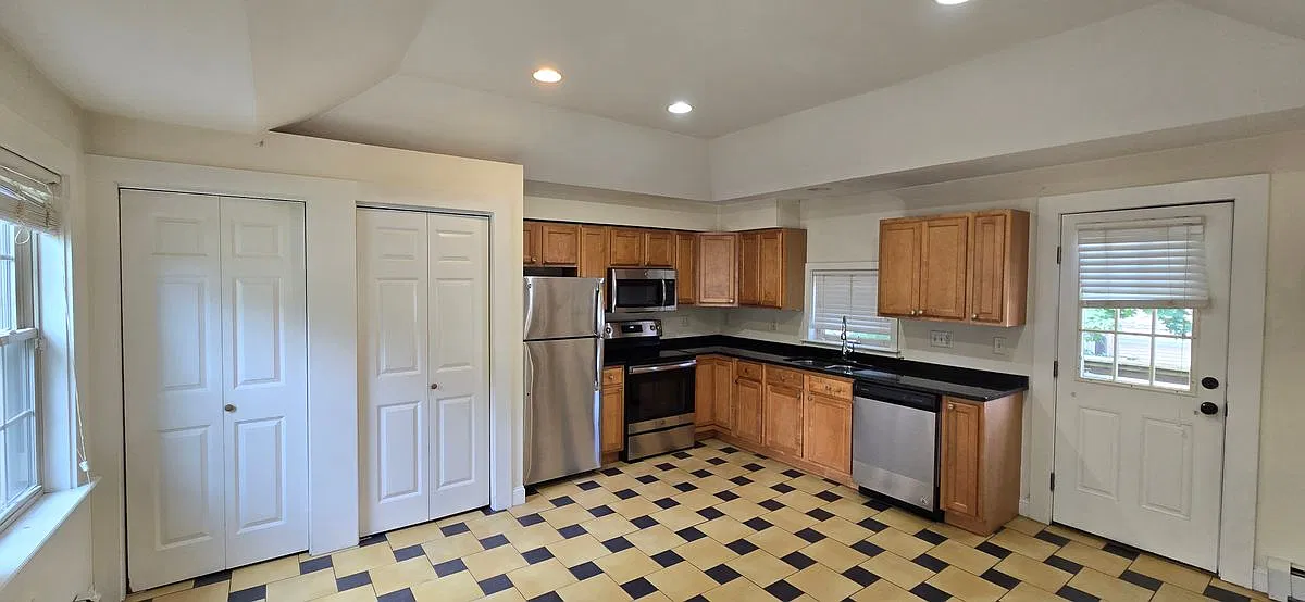 1 bed, 1.0 bath, 1145 sqft, $1,350 — Photo 1