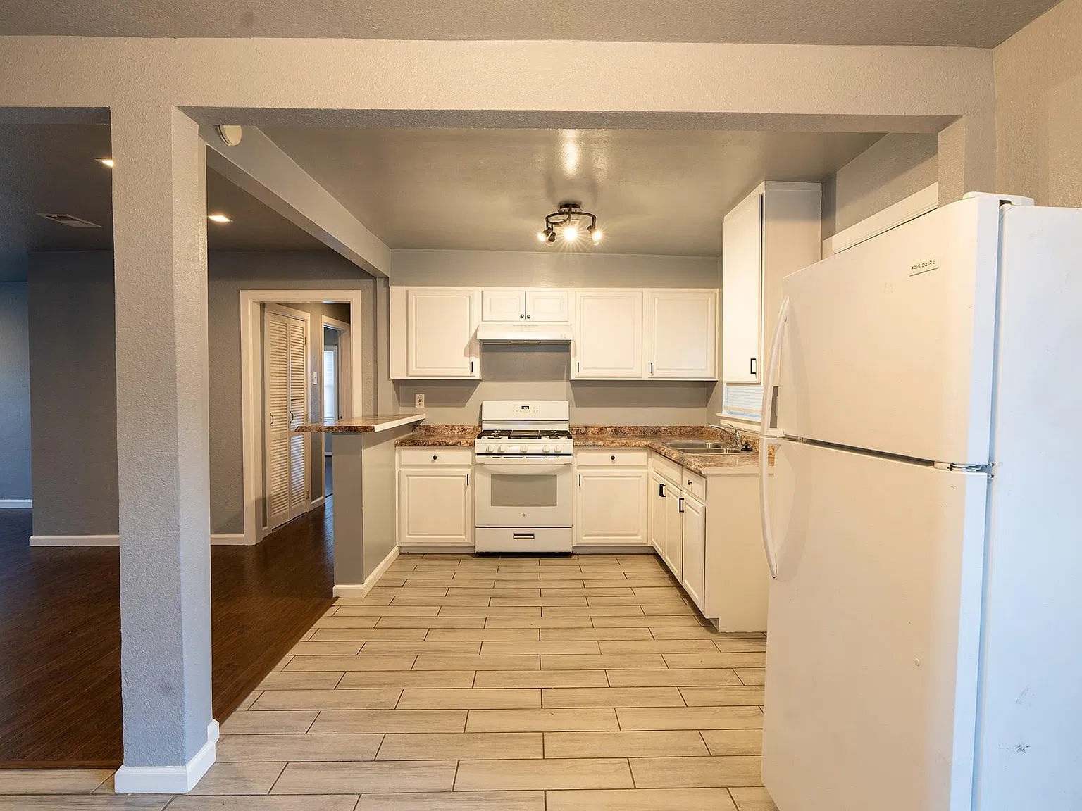 2 bed, 1.0 bath, 938 sqft, $1,250 — Photo 3