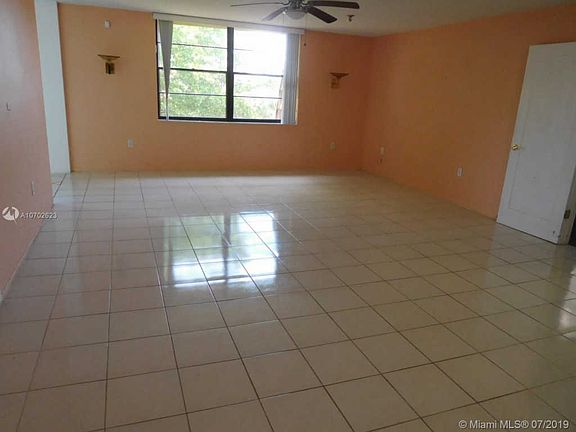 5th image of 665 NE 195th St APT 423