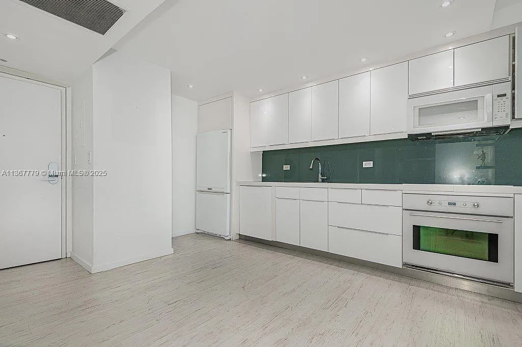 Roney Palace Condo — Photo 3