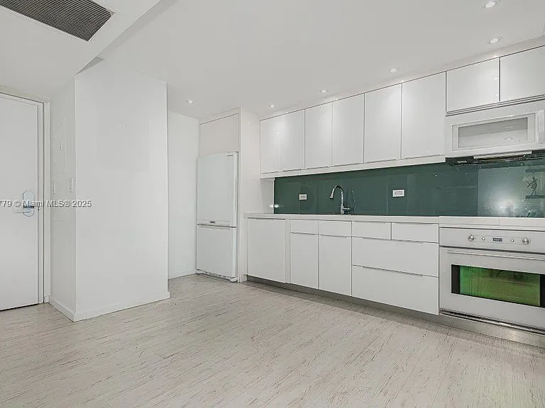 2301 Collins Ave #1032 — Photo 3