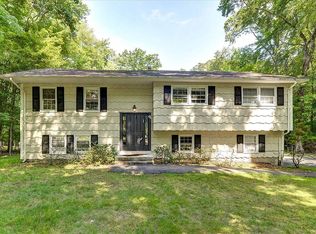 17 Apple Blossom Ct, Airmont, NY 10952