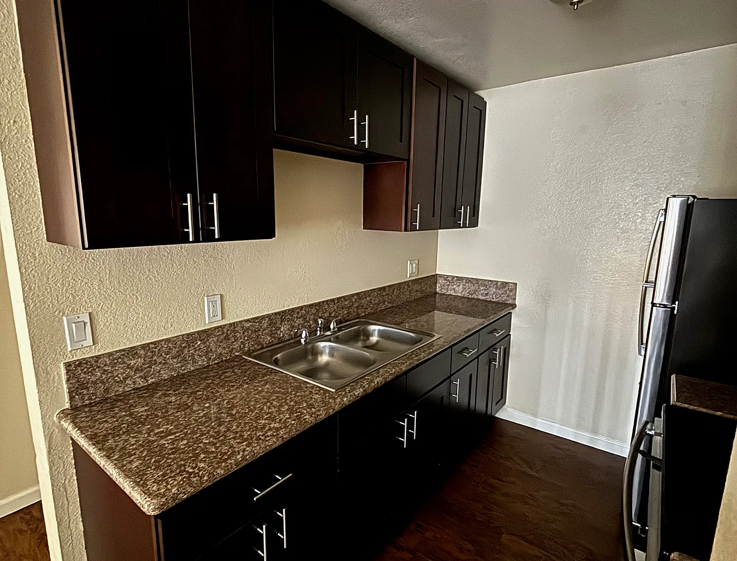 3 bed, 1050 sqft, $3,000 — Photo 4