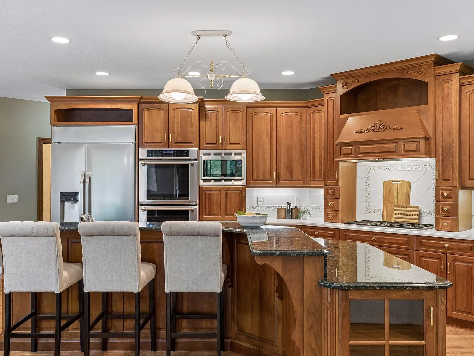 6 bed, 4.5 bath, 5831 sqft, $5,975 — Photo 4