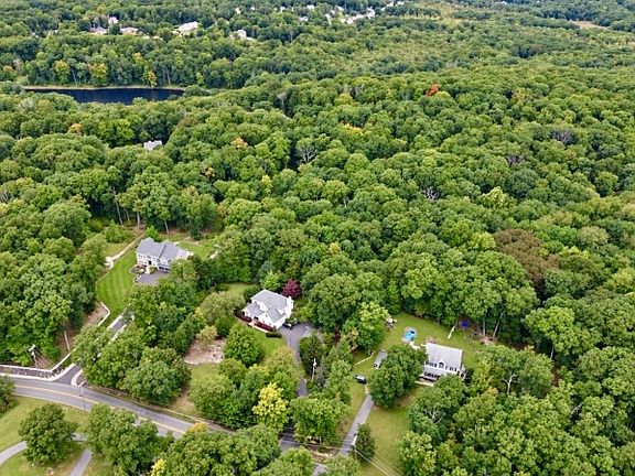 4th image of 389 Green Rd