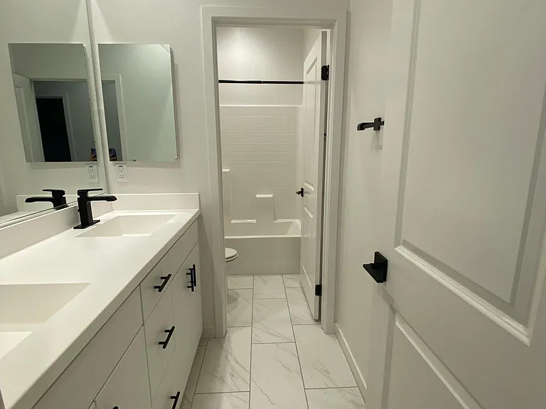 Upstairs bathroom, dual sink, upgraded tile and hardware