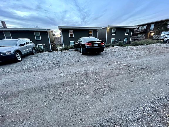 3rd image of 3915 Kenwood Ave #2