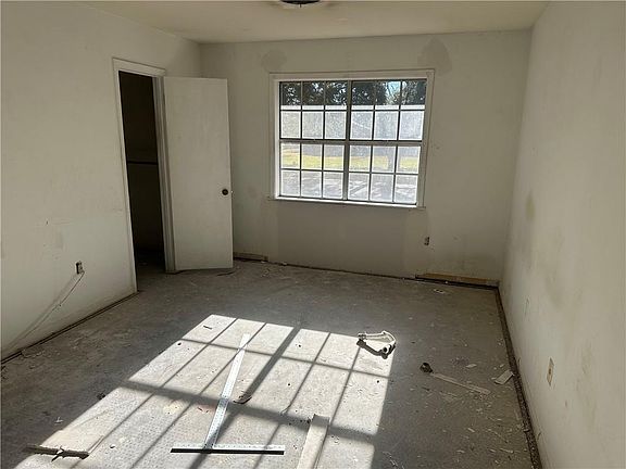 3rd image of 714 Parkway Dr