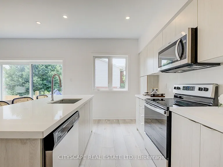 416 Dundas St S #13 — Photo 5