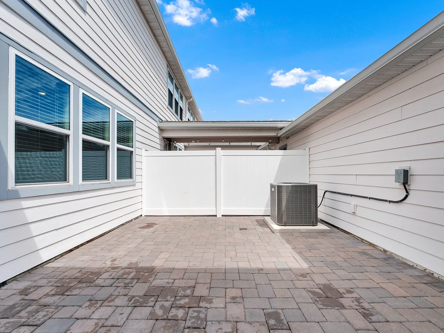 4 bed, 3.5 bath, 1916 sqft, $3,300 — Photo 4