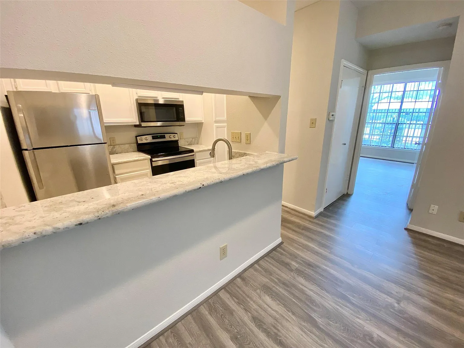 2 bed, 1.0 bath, 804 sqft, $1,300 — Photo 4