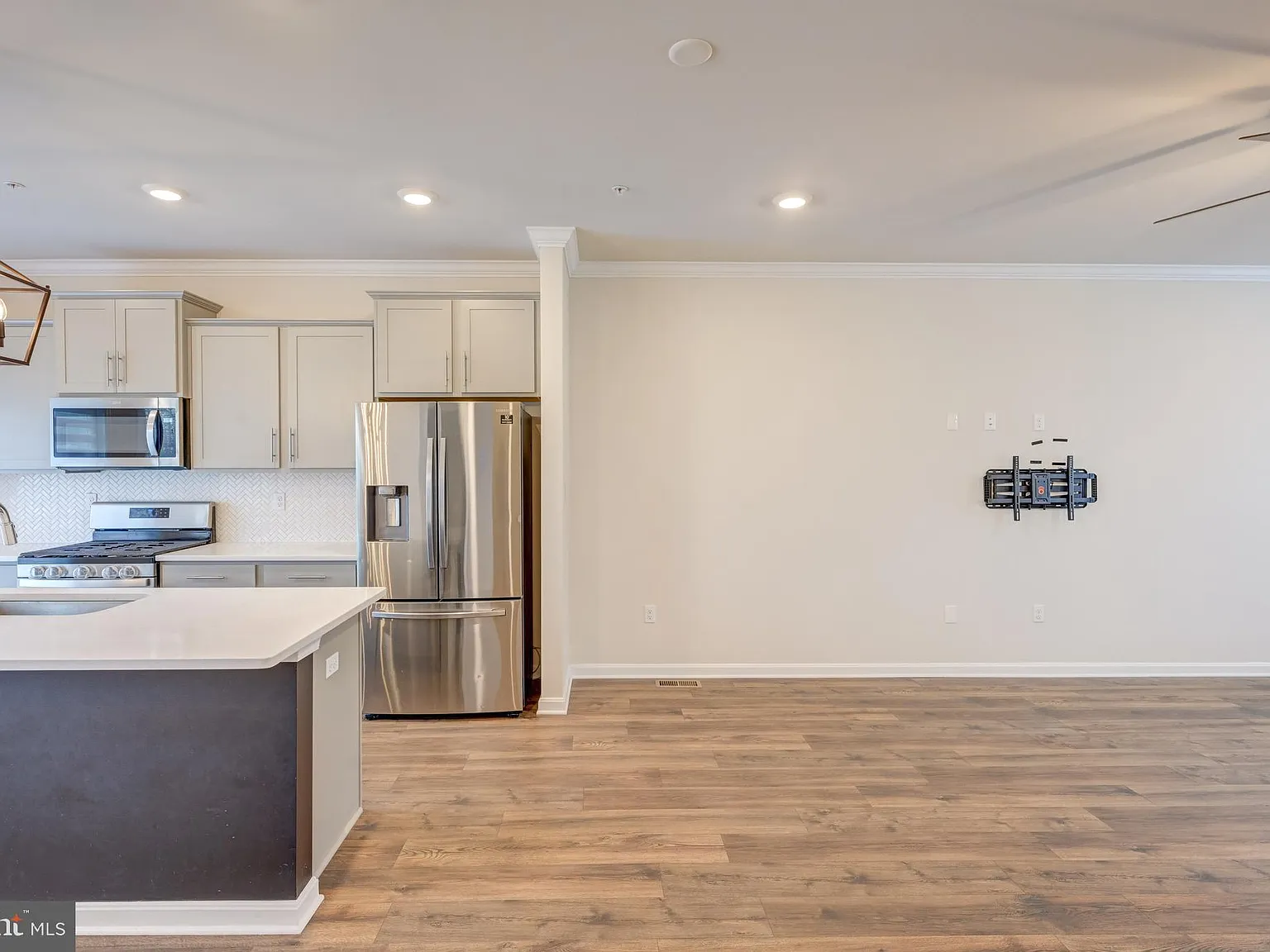 3 bed, 3.5 bath, 1969 sqft, $3,250 — Photo 4