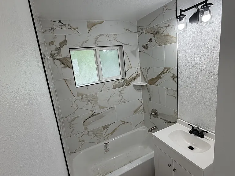 910 E Tulare Ave — Photo 13