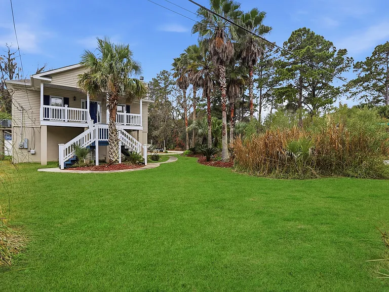 202 Penrose Dr — Photo 36