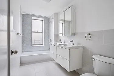 811 Walton Avenue, #E22