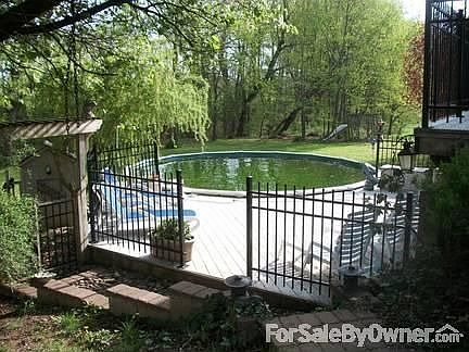 Pool & Deck : 27' Round above ground pool and large deck