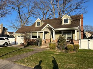 375 Eastlake Ave, Massapequa Park, NY 11762