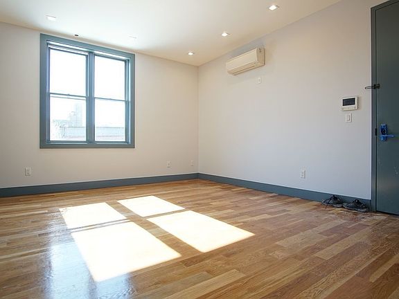 3rd image of 374 Bedford Ave #4B