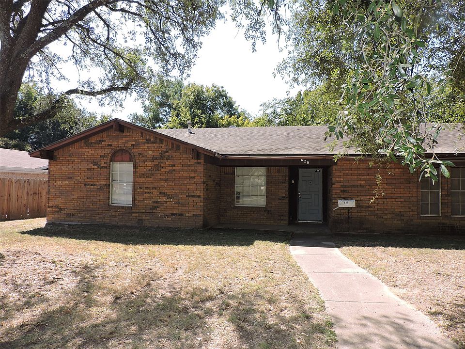 2nd image of 629 NW Sandra Ln