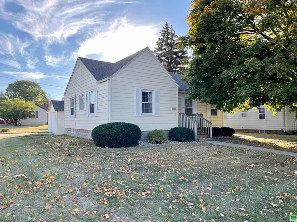 1029 Lake Ave, Storm Lake, IA 50588